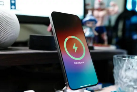 怀集苹果15换屏服务分享用什么充电器给iPhone15充电更好 